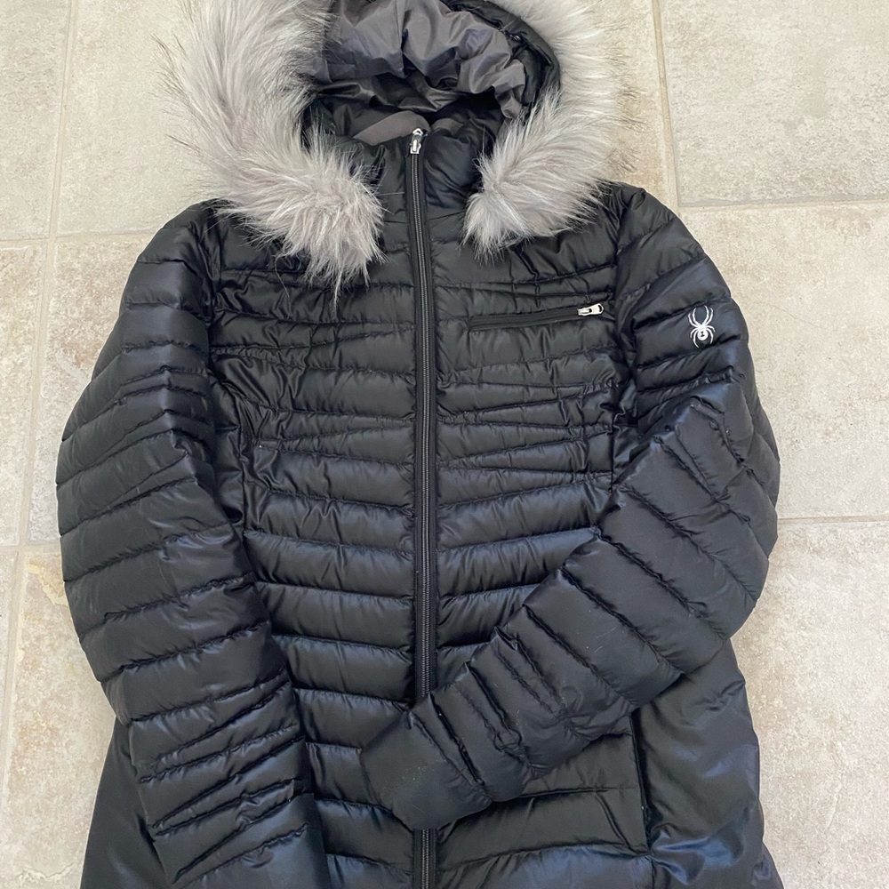 Stylish Black Puffer Jacket with Faux Fur Hood